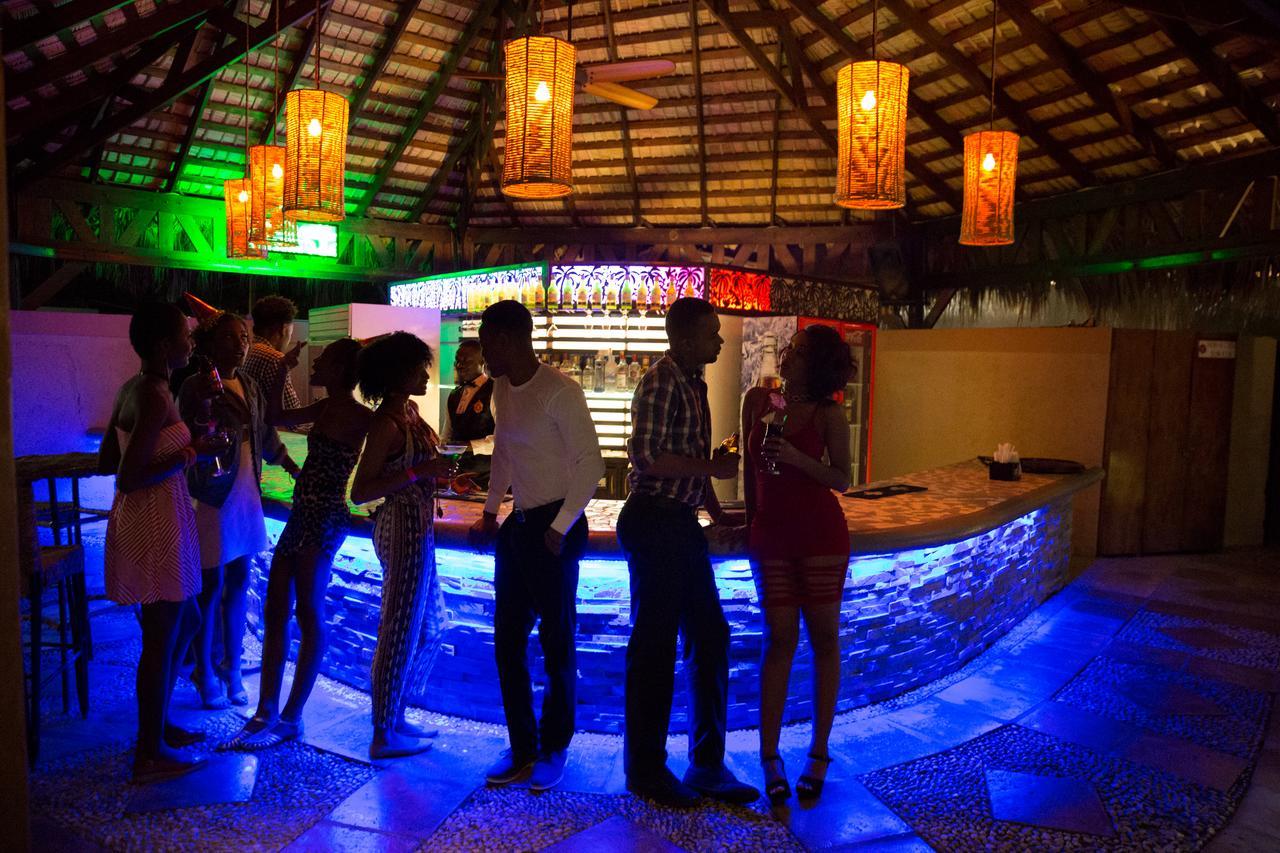 Moulin Sur Mer Beach Resort Montrouis Buitenkant foto
